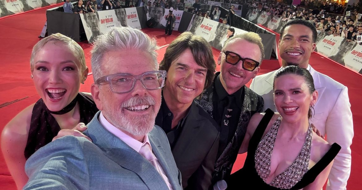 mission-impossible-selfie-tom-cruise-red-carpet-cannes.jpg